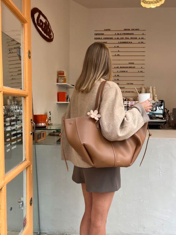 Pernilla – Shaped Tote Bag with Side Gathering